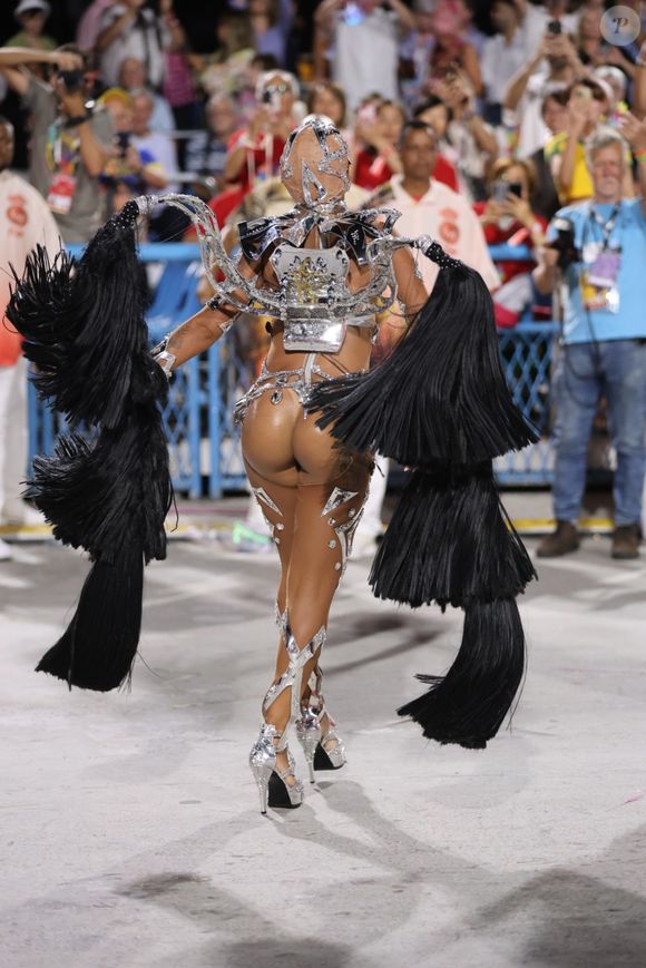 A primeira noite de desfiles do Carnaval do Rio foi aberta pela Unidos de Padre Miguel, cuja rainha é Andressa Marinho