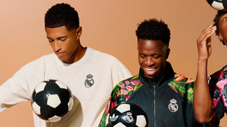 Dois dos 3 maiores salários do Real Madrid juntos em campanha: Vini Jr. e Bellingham, com faturamento anual de R$ 237,4 milhões, se unem em collab do time espanhol com Adidas x Farm Rio