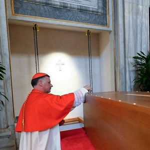 Caixão de Papa Francisco foi colocado no túmulo e água benta foi aspergida