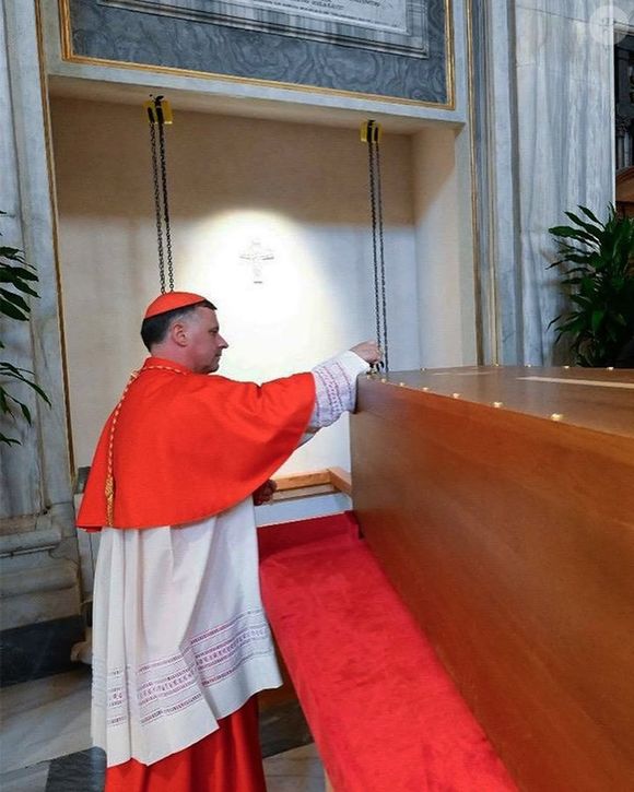 Caixão de Papa Francisco foi colocado no túmulo e água benta foi aspergida
