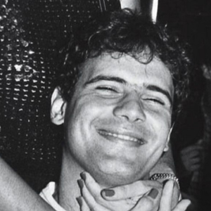 Cazuza ‘era muito inteligente e nós competíamos sobre quem lia o livro mais proibido’, contou Pedro Bial em entrevista ao extinto programa ‘Estrelas’