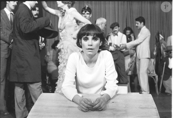 Com o cabelo curtinho, Regina Duarte apareceu diferente em 'Nina', exibida em 1977