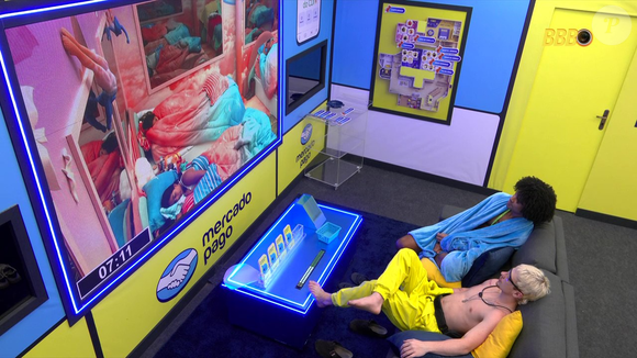 Enquanto isso, Breno - que não foi eliminado de verdade - assiste a tudo no Quarto Secreto do BBB 26 com Juliano Floss