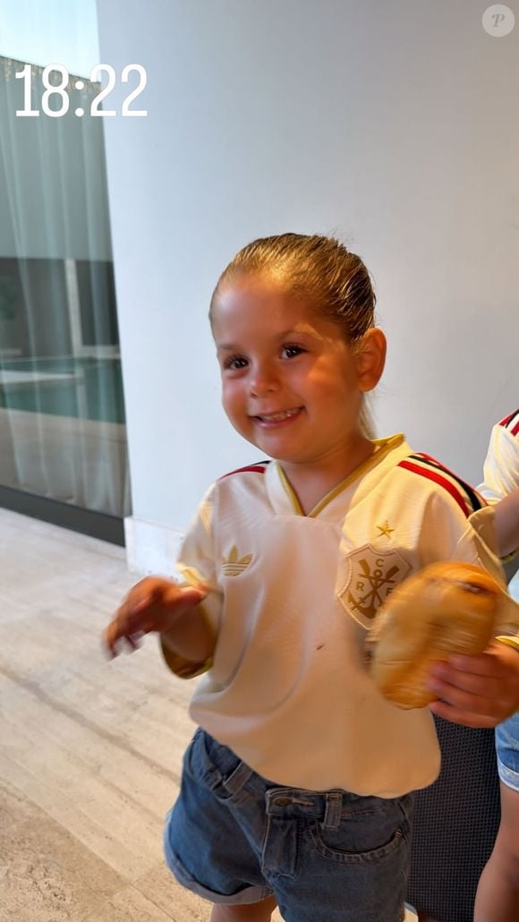 Em seguida, Virgínia mostrou os três filhos, Maria Alice, Maria Flor e José Leonardo, também vestindo camisetas do Flamengo