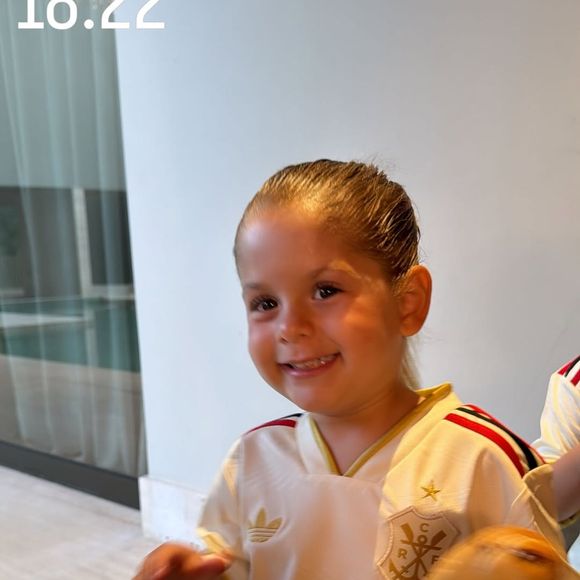 Em seguida, Virgínia mostrou os três filhos, Maria Alice, Maria Flor e José Leonardo, também vestindo camisetas do Flamengo