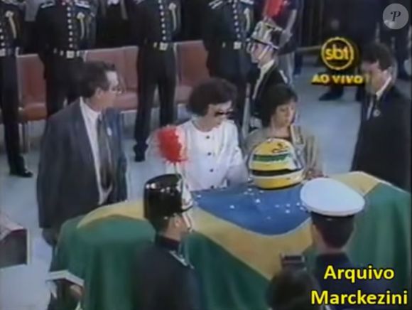 Corpo de Ayrton Senna foi velado por cerca de 24h e TVs mostraram parte da despedida ao piloto