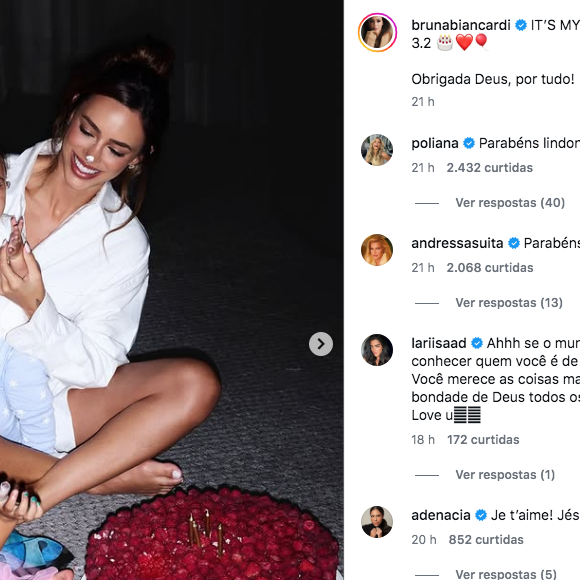 Bruna Biancardi posou sem Neymar e só com as filhas em um ensaio de fotos que fez para comemorar o aniversário