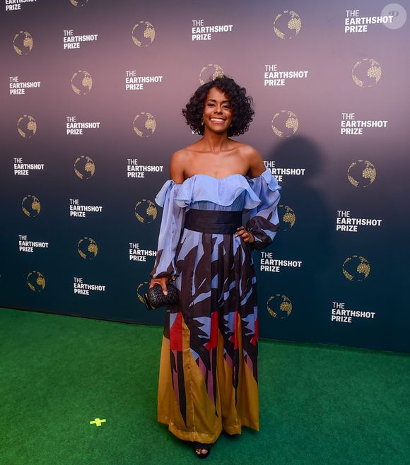 Maju foi um dos destaques mais comentados da noite, com um vestido longo que parecia uma obra de arte em movimento. Ombro a ombro, com babados delicados em azul claro, a peça tinha mangas amplas e fluidas que davam um charme etéreo ao look