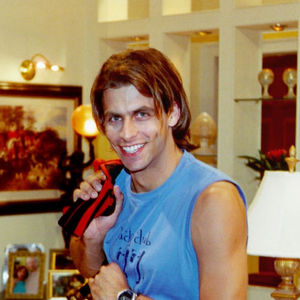 Em 'Malhação', no início dos anos 2000, Henri Castelli surgiu como galã juvenil, com traços naturais que marcaram sua estreia na TV.