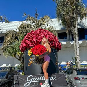 Flores foram enviadas a Virgínia Fonseca pelo cantor Felipe Amorim, agradecendo pelo sucesso de uma música que ela divulgou