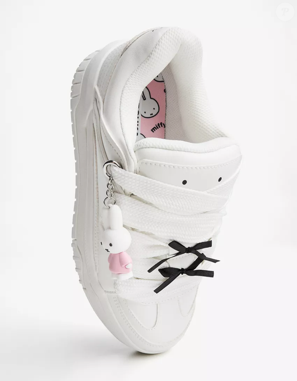 Conforto e estilo no mesmo passo: o novo Tênis Skate Miffy da Bershka aposta na delicada cor "Cloud Dancer", visual chunky e detalhes lúdicos para conquistar quem ama moda urbana