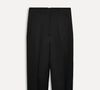 A calça preta de linho da Zara surge como peça curinga para mulheres que buscam sofisticação sem abrir mão do conforto. Preço: R$ 439,00