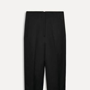 A calça preta de linho da Zara surge como peça curinga para mulheres que buscam sofisticação sem abrir mão do conforto. Preço: R$ 439,00