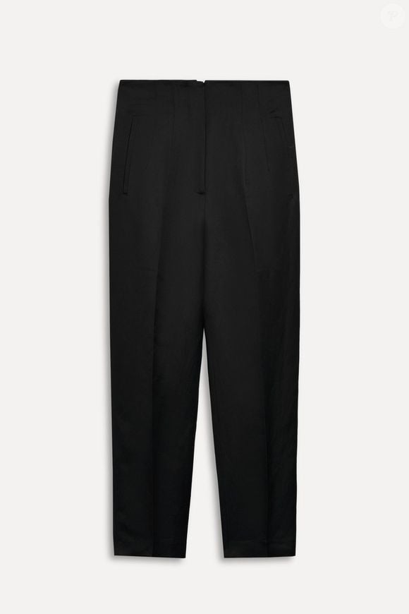 A calça preta de linho da Zara surge como peça curinga para mulheres que buscam sofisticação sem abrir mão do conforto. Preço: R$ 439,00