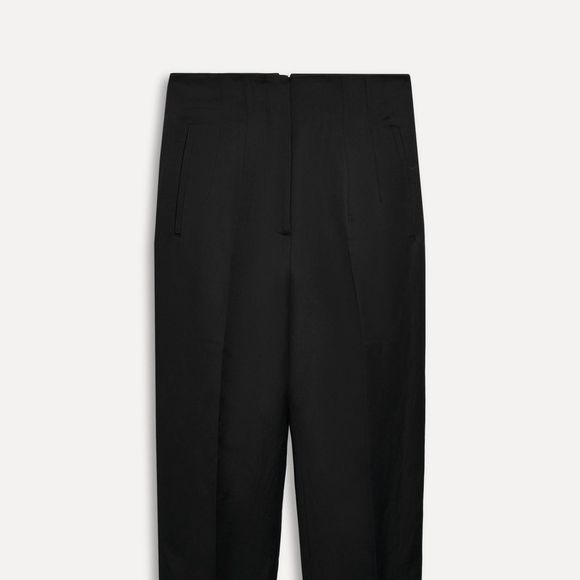 A calça preta de linho da Zara surge como peça curinga para mulheres que buscam sofisticação sem abrir mão do conforto. Preço: R$ 439,00