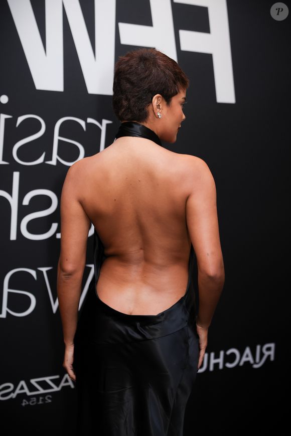 FFW Brasil Fashion Awards 2026: vestido de Bella Campos reservou uma surpresa na parte de trás, com um decotão mostrando parte do seu bumbum