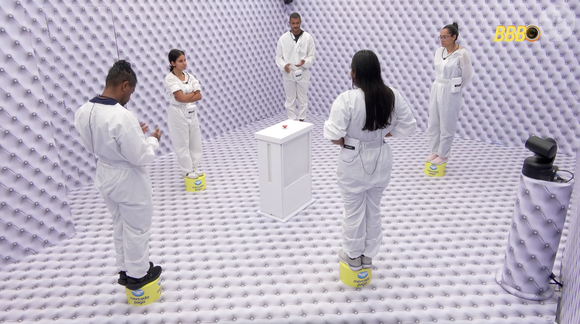 Durante a dinâmica, eles receberão 'rodadas' de água e bolacha de água e sal, mas não poderão descer da plataforma