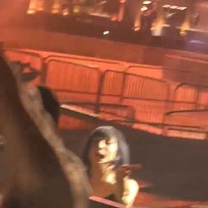 Lady Gaga desceu do palco em ensaio em Copacabana para falar com fãs e foi ovacionada