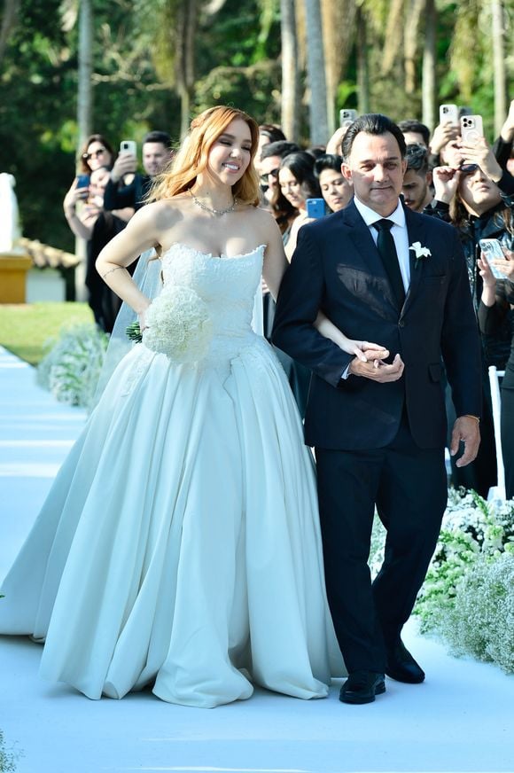 Vestido de noiva de Júlia Ribeiro tem tecido liso e encorpado, com detalhes sutis de renda e bordados delicados na parte superior