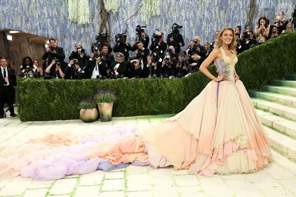 Blake Lively retorna ao Met Gala 2026 com um vestido de cauda enorme em tons pastéis