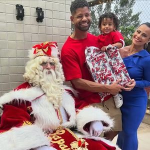 Viviane Araujo exibe seu look às vésperas do Natal com filho e marido