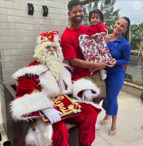 Viviane Araujo exibe seu look às vésperas do Natal com filho e marido