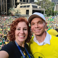 A briga de Netinho e compositor de 'Milla' na Justiça após ato pró-Bolsonaro: em 2021, Netinho cantou hit de axé ao lado de ex-deputada Carla Zambelli, hoje foragida, foi chamado de 'cantor golpista' por ex-parceiro e moveu processo
