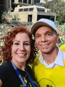 A briga de Netinho e compositor de 'Milla' na Justiça após ato pró-Bolsonaro: em 2021, Netinho cantou hit de axé ao lado de ex-deputada Carla Zambelli, hoje foragida, foi chamado de 'cantor golpista' por ex-parceiro e moveu processo