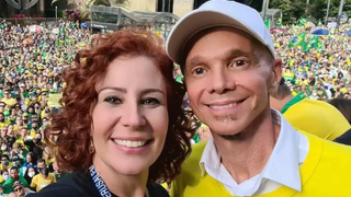 A briga de Netinho e compositor de 'Milla' na Justiça após ato pró-Bolsonaro: em 2021, Netinho cantou hit de axé ao lado de ex-deputada Carla Zambelli, hoje foragida, foi chamado de 'cantor golpista' por ex-parceiro e moveu processo