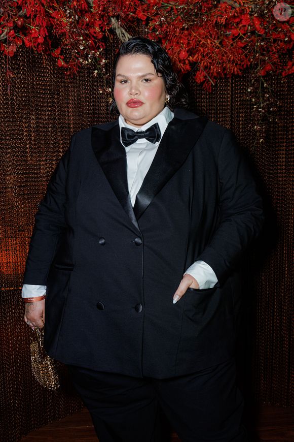 Segundo seu marido, Israel Reis, o procedimento durou pouco mais de uma hora e ocorreu conforme o planejado, e Thais está se recuperando bem.