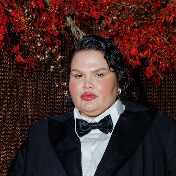 Segundo seu marido, Israel Reis, o procedimento durou pouco mais de uma hora e ocorreu conforme o planejado, e Thais está se recuperando bem.