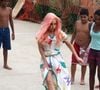 Lady Gaga descalça no Cantagalo em 2012: cantora jogou futebol e conheceu projeto social com crianças da comunidade pacificada
