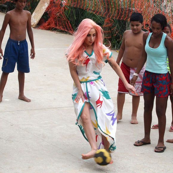 Lady Gaga descalça no Cantagalo em 2012: cantora jogou futebol e conheceu projeto social com crianças da comunidade pacificada