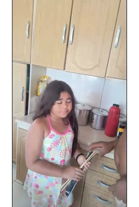 Filha de Chaiany, Lara, de 9 anos, mora com a mãe e os familiares na casa