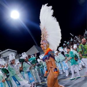 Carnaval 2026 em São Paulo: Viviane Araujo esbanjou carisma em desfile da Mancha Verde