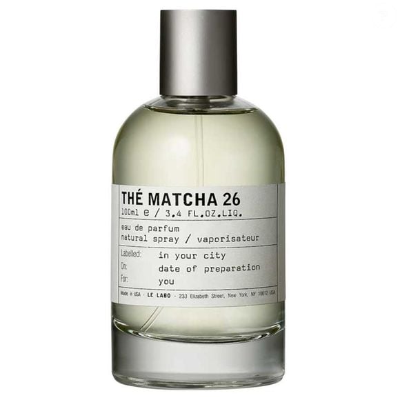 Thé Matcha 26, da Le Labo, aposta na combinação de chá de matchá, figo, cedro, laranja amarga e vetiver para traduzir uma proposta de serenidade, frescor e sofisticação
