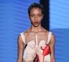 A obra de Renata Buzzo ganha projeção internacional no Met Gala 2026, integrando o acervo da exposição Costume Art