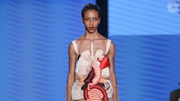 A obra de Renata Buzzo ganha projeção internacional no Met Gala 2026, integrando o acervo da exposição Costume Art