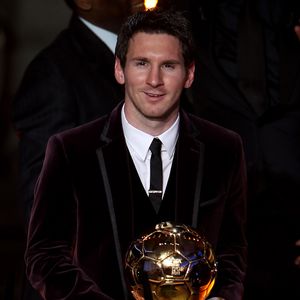 Lionel Messi deixou o cabelo comprido para apostar no topete