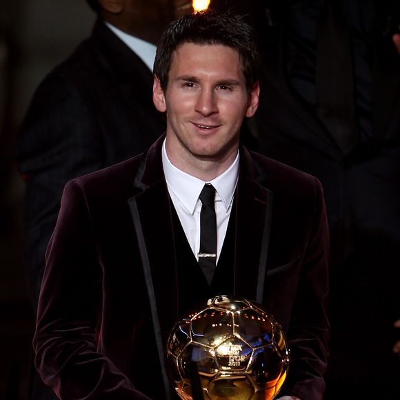 Lionel Messi deixou o cabelo comprido para apostar no topete