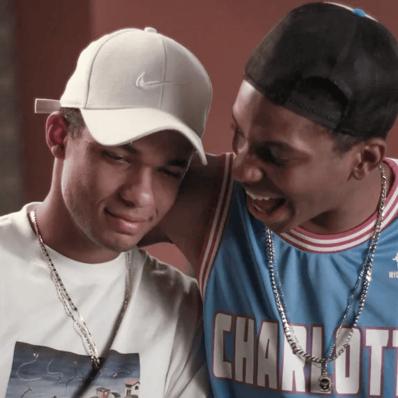 Assim como Linn, Lucas estava no auge de um projeto de sucesso quando precisou se afastar para cuidar da saúde. O filme "Nosso Sonho", no qual Lucas interpreta Claudinho, da icônica dupla de funkeiros Claudinho e Buchecha, foi consagrado como Melhor Filme no Los Angeles Brazilian Film Festival (LABRFF) 2023 e também levou o prêmio de Melhor Trilha Sonora. Além disso, Lucas e o ator Juan Paiva, que interpreta Buchecha, receberam Menção Honrosa no festival.