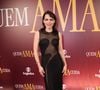 Letícia Colin: a protagonista da nova novela das nove escolheu um vestido longo preto que explora a transparência através de recortes anatômicos em tule. O design da peça cria desenhos orgânicos ao longo do corpo, conferindo um ar de segunda pele luxuoso e ousado. Com o cabelo em um corte shaggy moderno, a atriz completou o visual com joias minimalistas em prata e unhas em tom nude