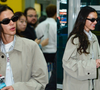 Trench coat cáqui, conjunto listrado e bolsa Gucci de R$ 12 mil: o aerolook comfy e elegante de Bruna Marquezine ao voltar dos EUA