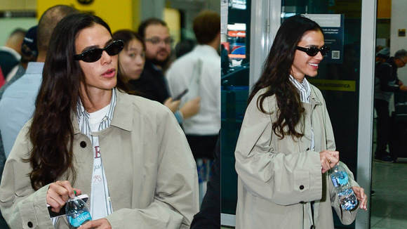 Trench coat cáqui, conjunto listrado e bolsa Gucci de R$ 12 mil: o aerolook comfy e elegante de Bruna Marquezine ao voltar dos EUA