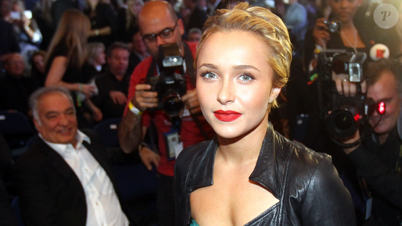 Hayden Panettiere começou a trabalhar ainda bebê e cresceu diante das câmeras; a mãe, Lesley Vogel, administrou sua carreira durante parte dessa trajetória