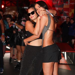 Para evento de música, Luana Maia usou calça de lurex e muito brilho