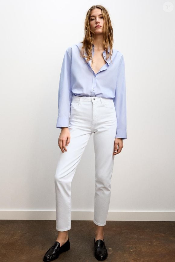 Para combinar esta calça de silhueta marcante, nada melhor do que um clássico: a camisa azul-clara de silhueta masculina. Sem sair da Zara, encontramos esta com bainha assimétrica e decote V para criar contraste, que combina perfeitamente e tem um bom preço, por R$ 179,00