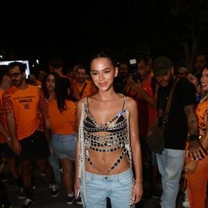 Bruna Marquezine ama looks vazados e com certa ousadia para se jogar na folia