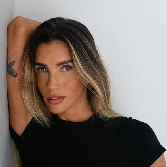 Aline Gotschalg também confessou o fox eyes, um procedimento que visa criar um olhar mais alongado e sensual