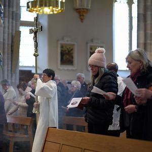 Glasgow, Escócia: católicos assistem à missa na Catedral Metropolitana de Santo André após o anúncio da morte do Papa Francisco